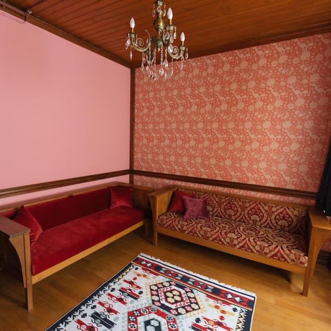 Beyoğlu'nun kalbinde yüksek tavanlı daire
