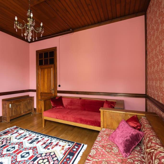 Beyoğlu'nun kalbinde yüksek tavanlı daire