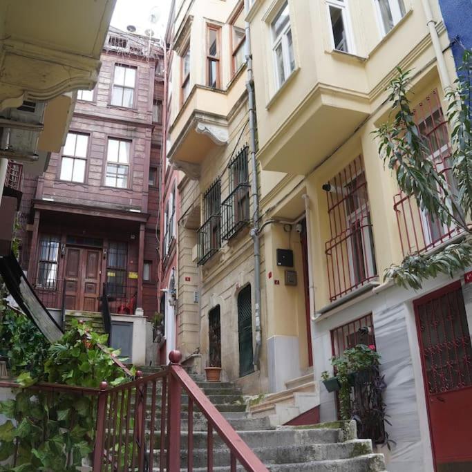 Beyoğlu'nun kalbinde yüksek tavanlı daire