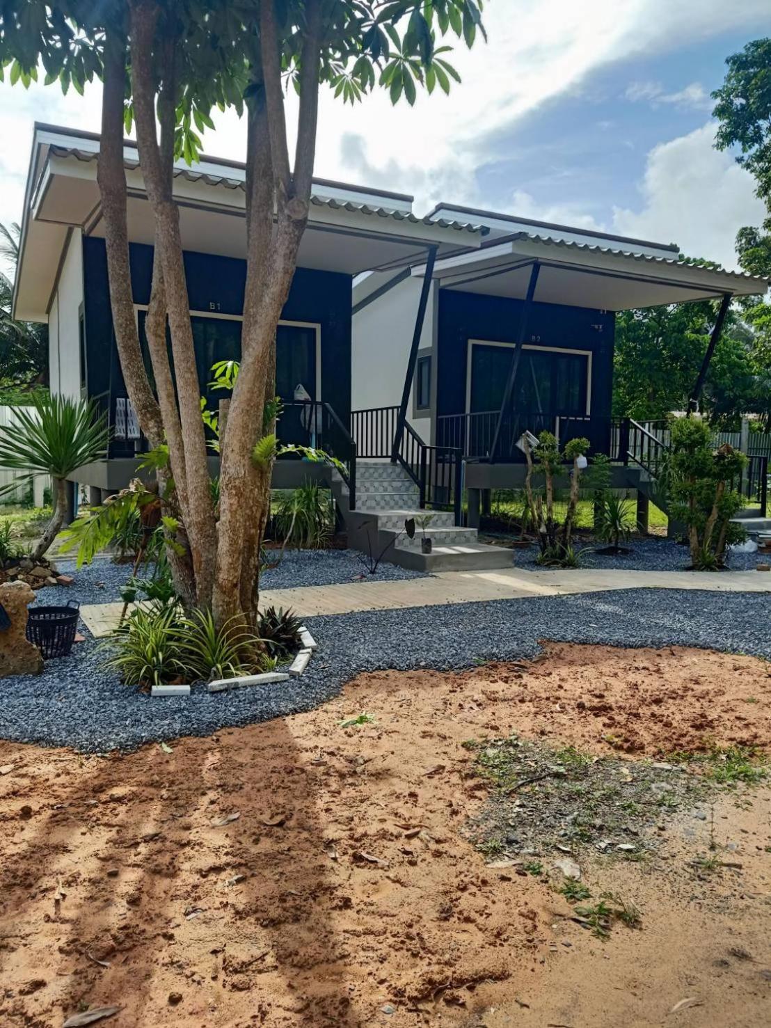 Lanta Buddy Resort , Long Beach