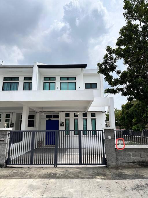 Boss Baby Cozy Holiday Home Batu Kawan