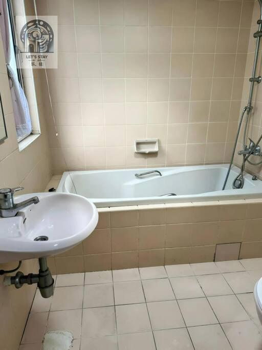 5pax warm house walking distance to Pavilion KL