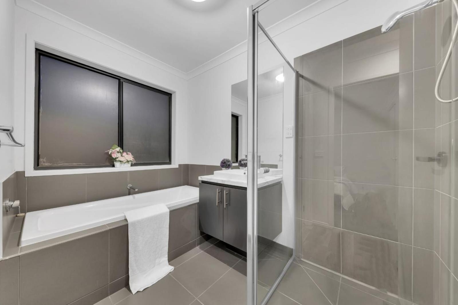Ensuite Room truganina 20 min CBD Airport