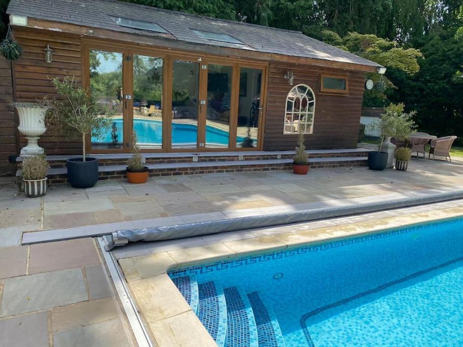 3 Bedroom Lodge Hotub pool in Horsley Surrey UK