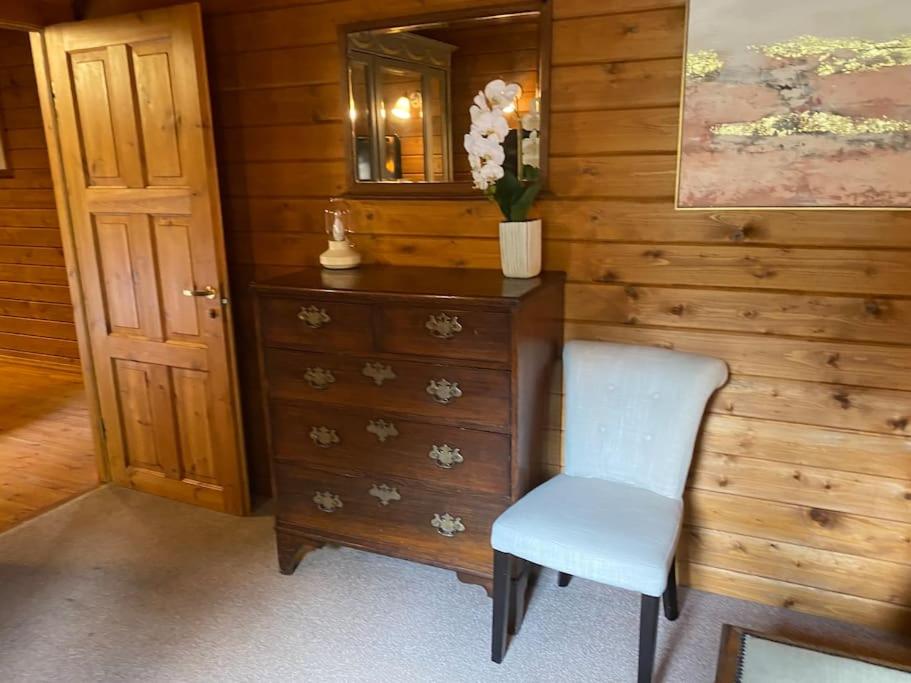 3 Bedroom Lodge Hotub pool in Horsley Surrey UK