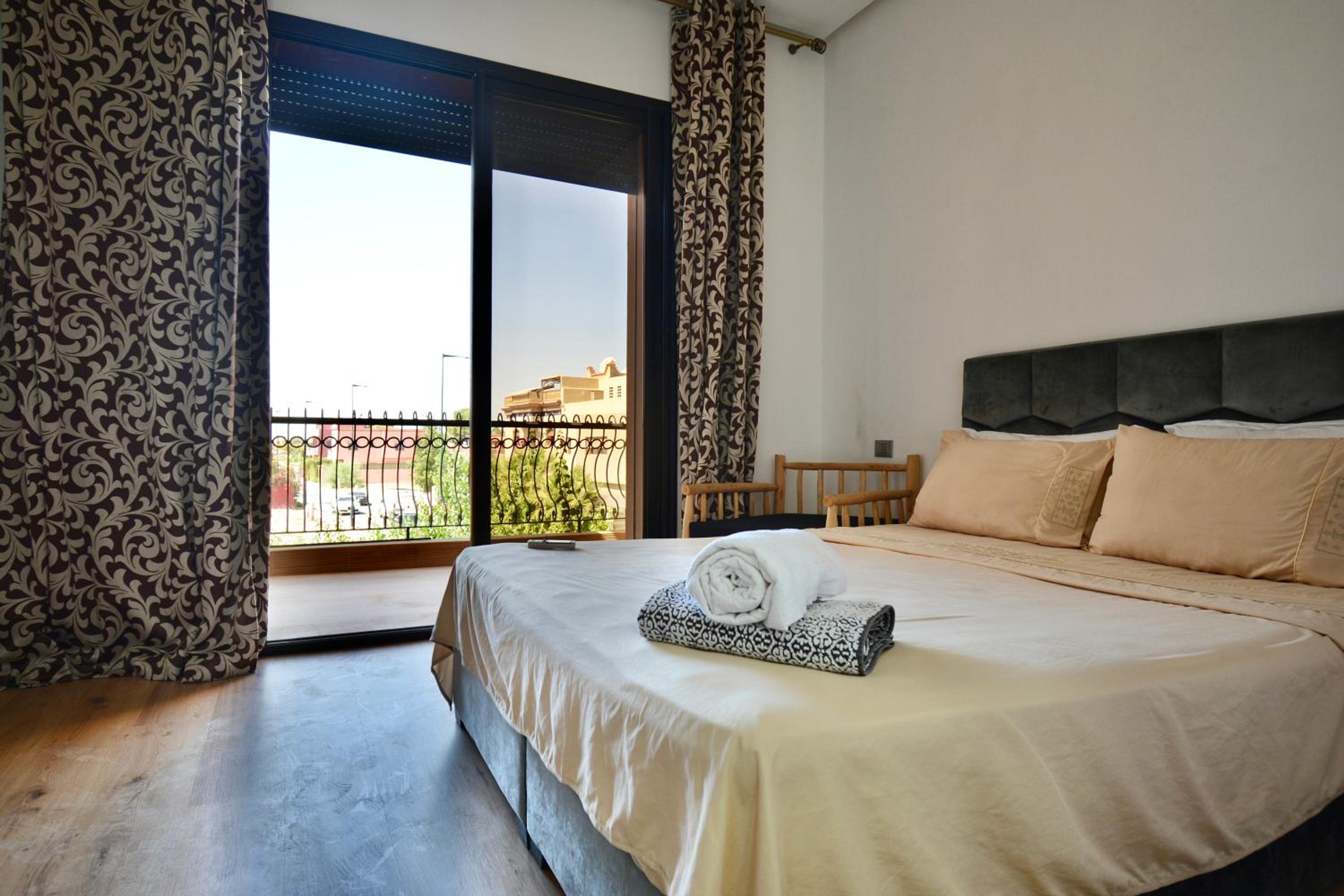 2 King Suites- Pool,AC & Parking-Central location view 2