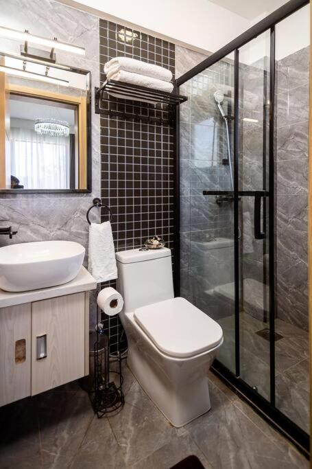 Modern 2-bed apartment with pool ,Yaya Centre view 2