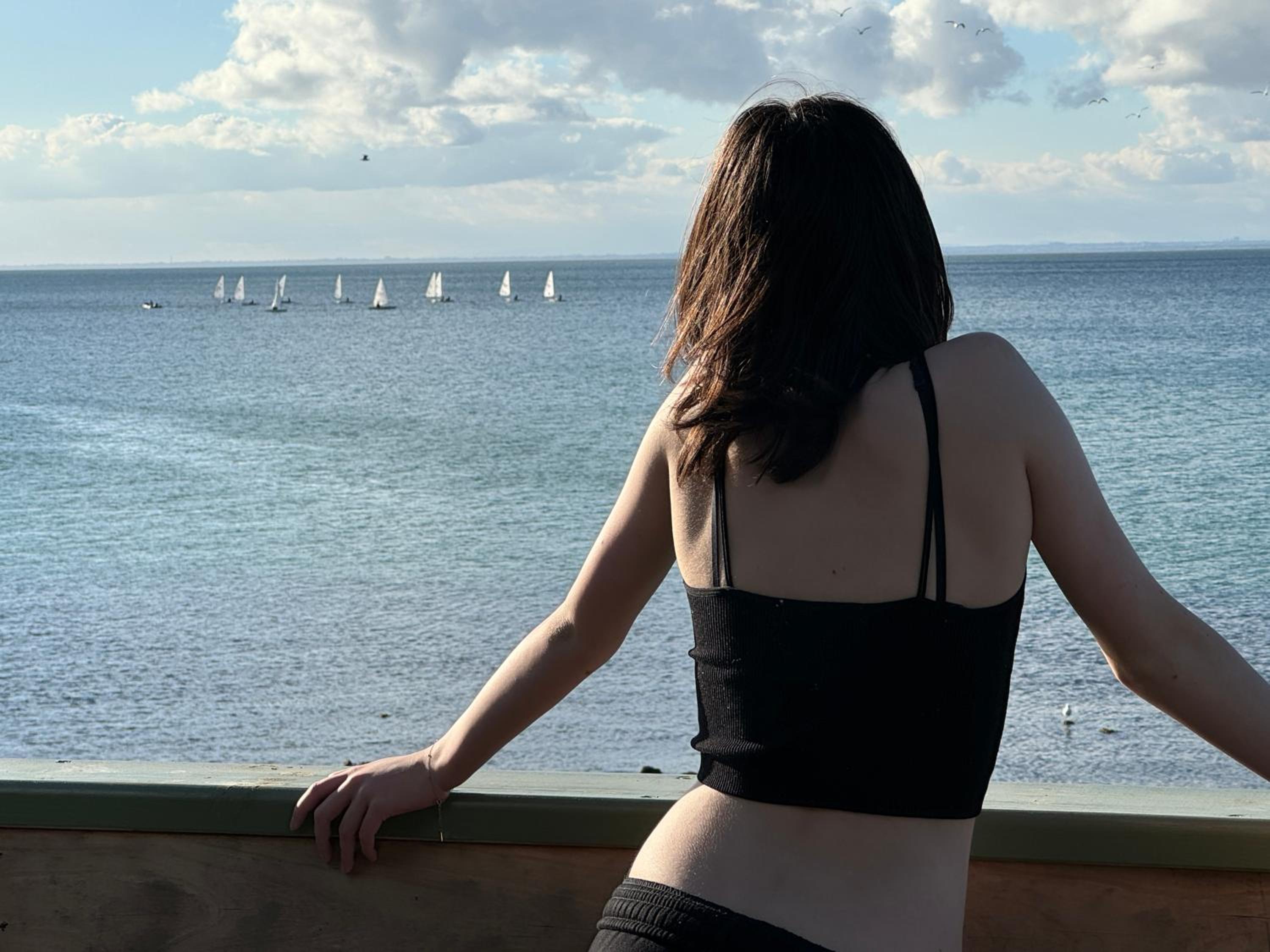 AMAZING location! 1 min stroll to Beach & Sea Views!