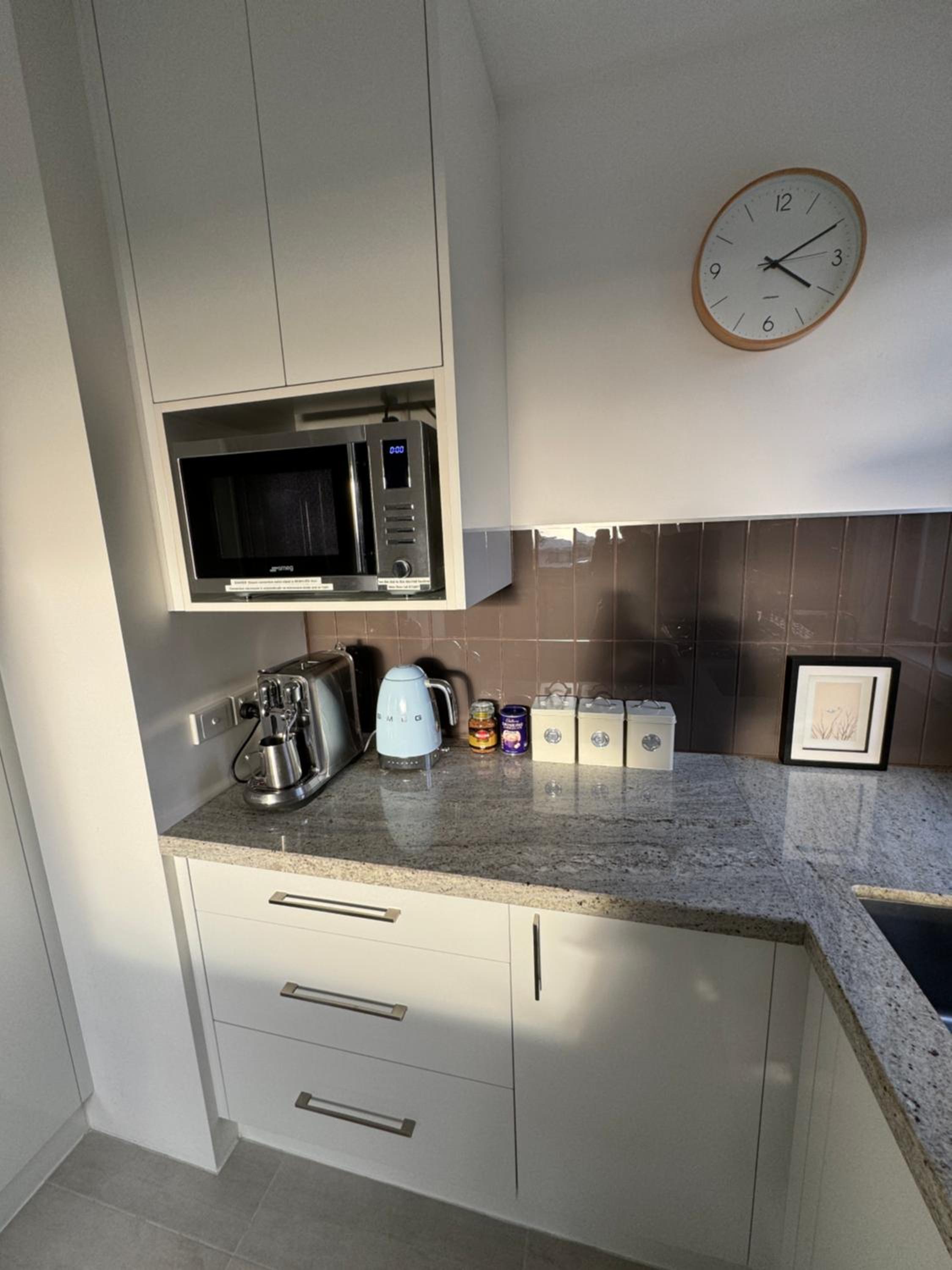 AMAZING location! 1 min stroll to Beach & Sea Views!