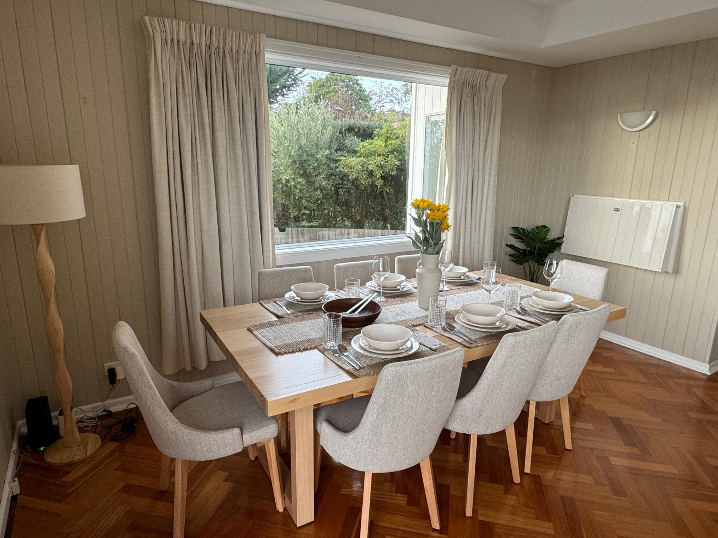 AMAZING location! 1 min stroll to Beach & Sea Views!