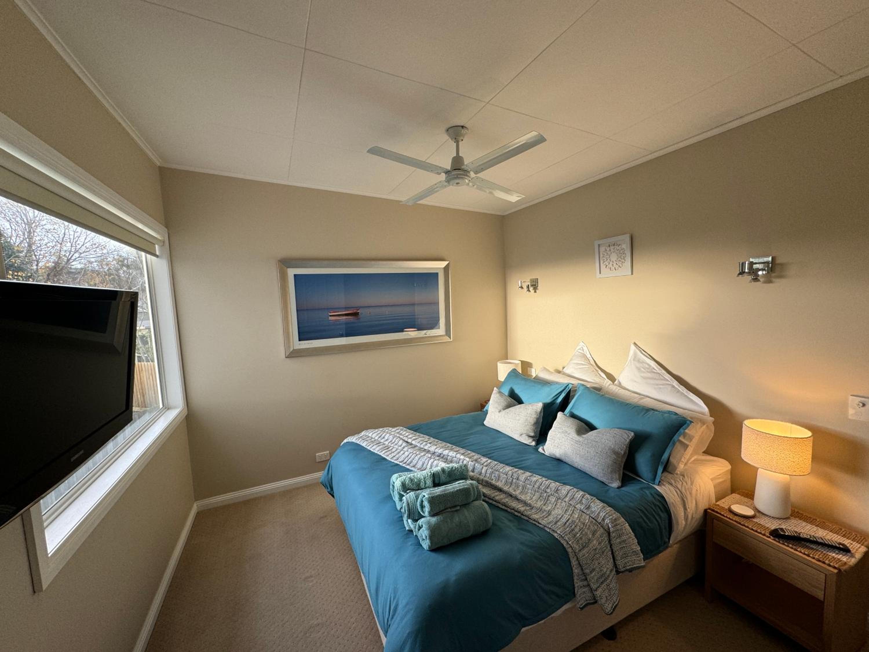 AMAZING location! 1 min stroll to Beach & Sea Views!