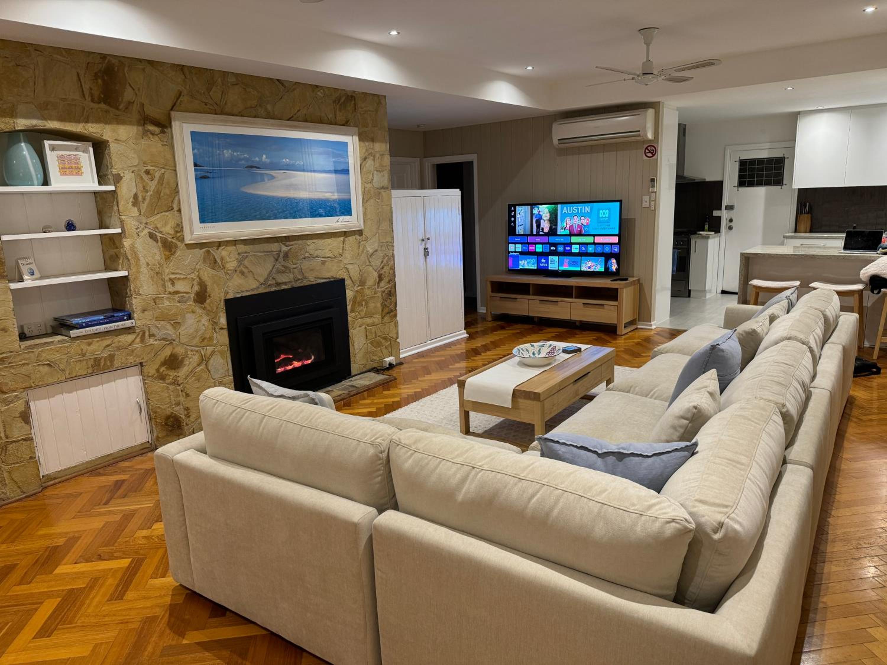 AMAZING location! 1 min stroll to Beach & Sea Views!