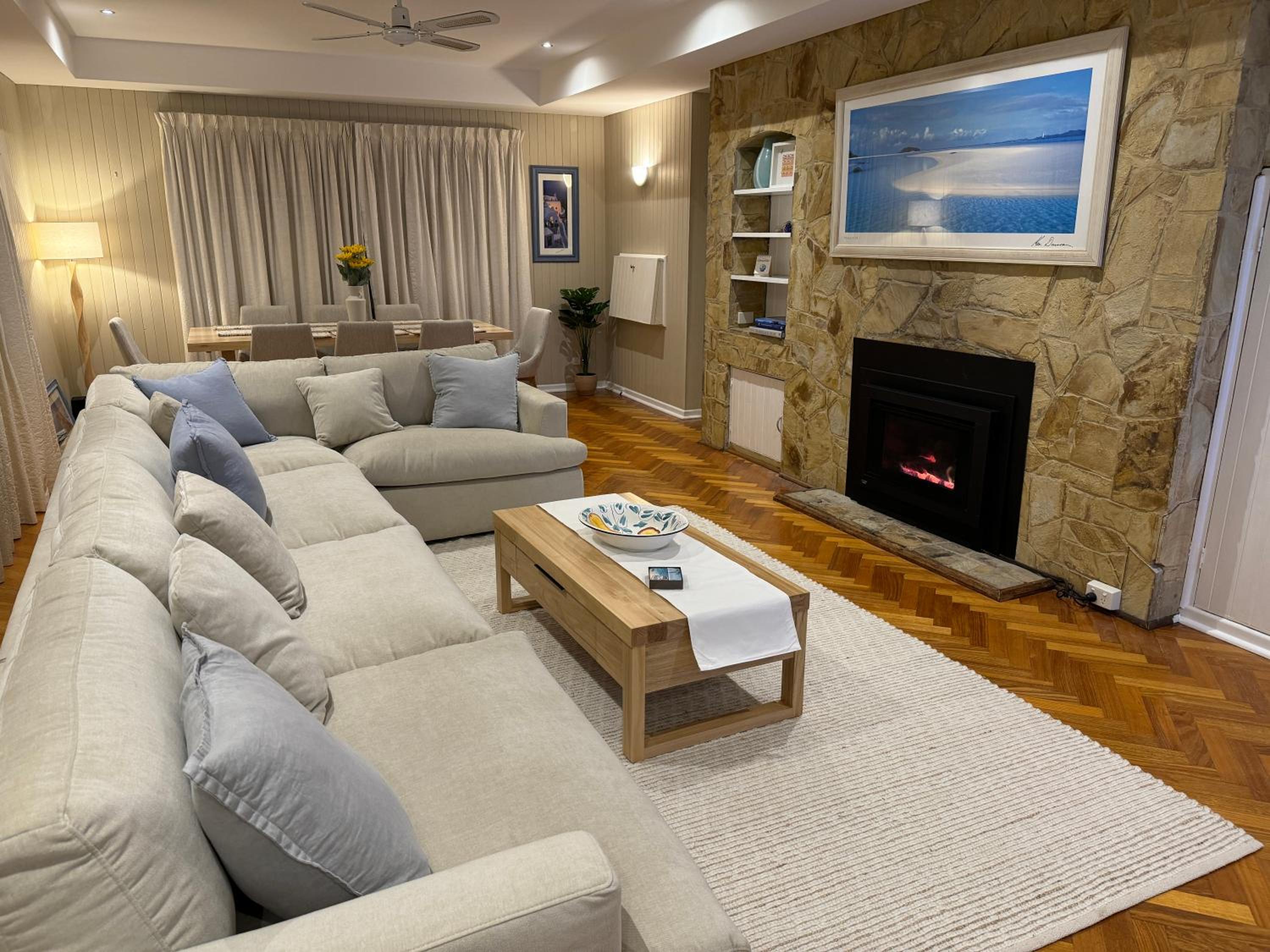 AMAZING location! 1 min stroll to Beach & Sea Views!