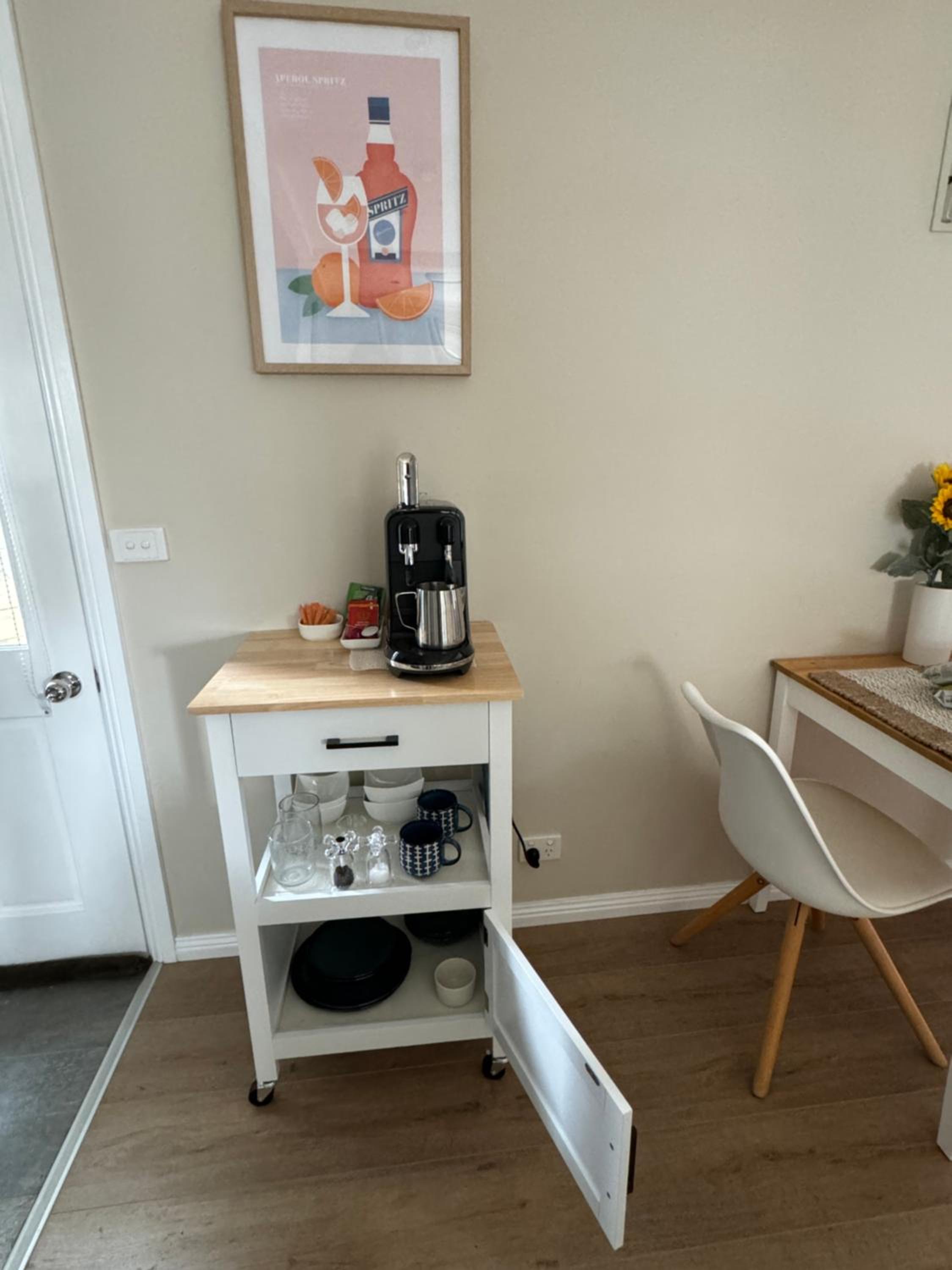 AMAZING location! 1 min stroll to Beach & Sea Views!
