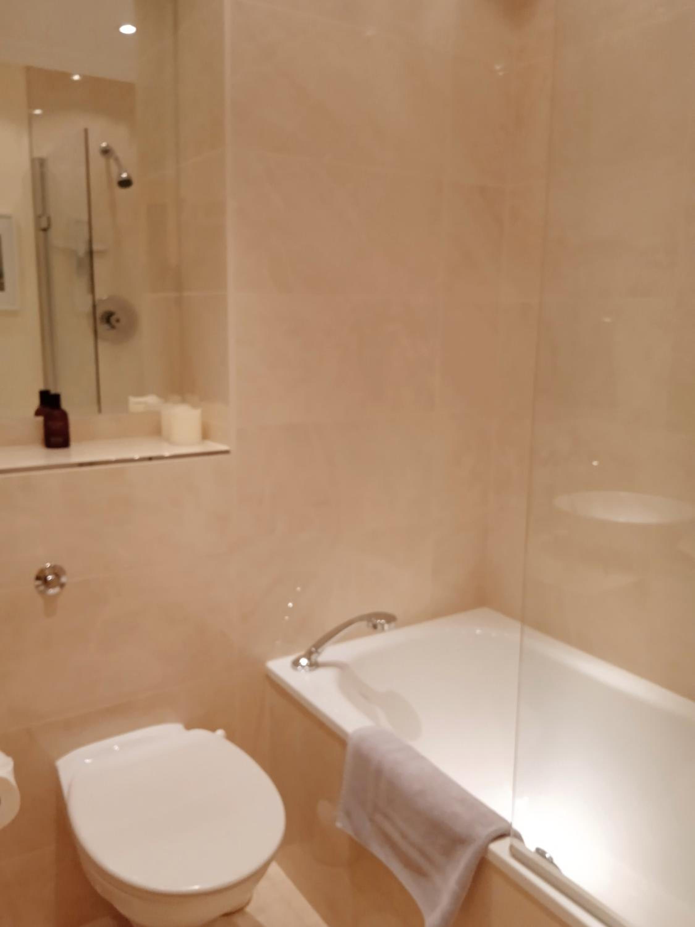 Beautiful apartment in Kew, Richmond London with Free Underground Parking Balcony