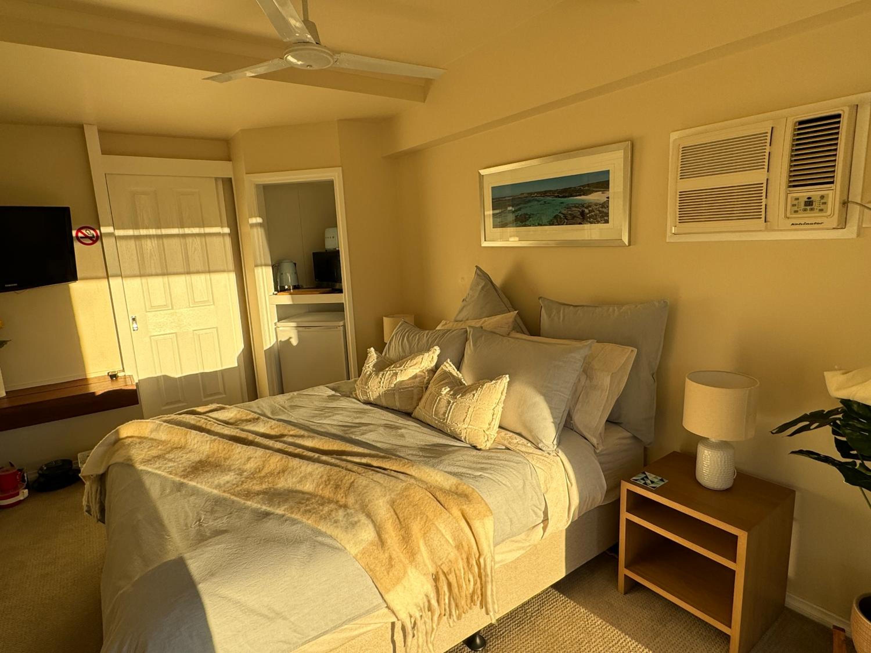 AMAZING location! 1 min stroll to Beach & Sea Views!