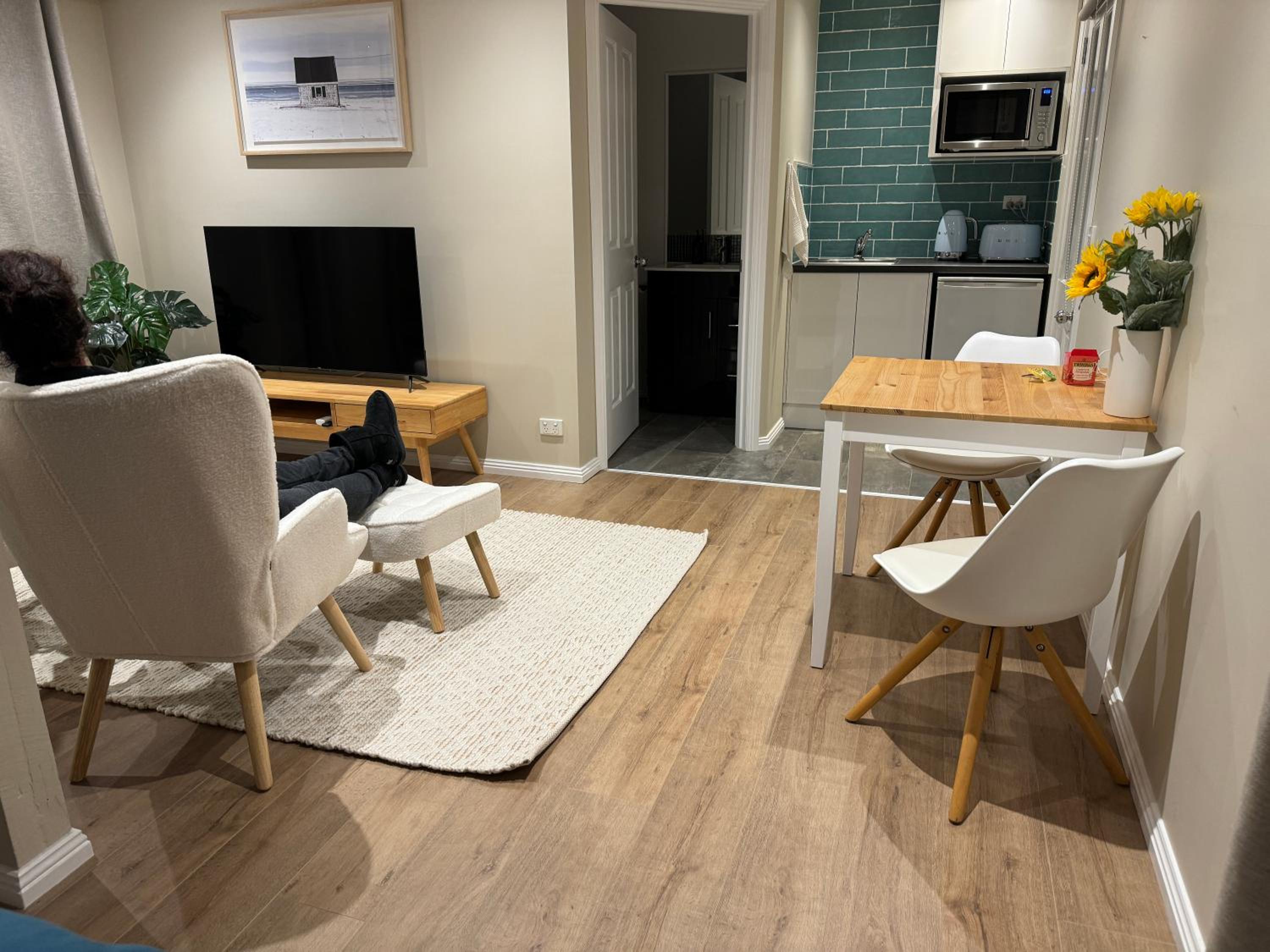 AMAZING location! 1 min stroll to Beach & Sea Views!