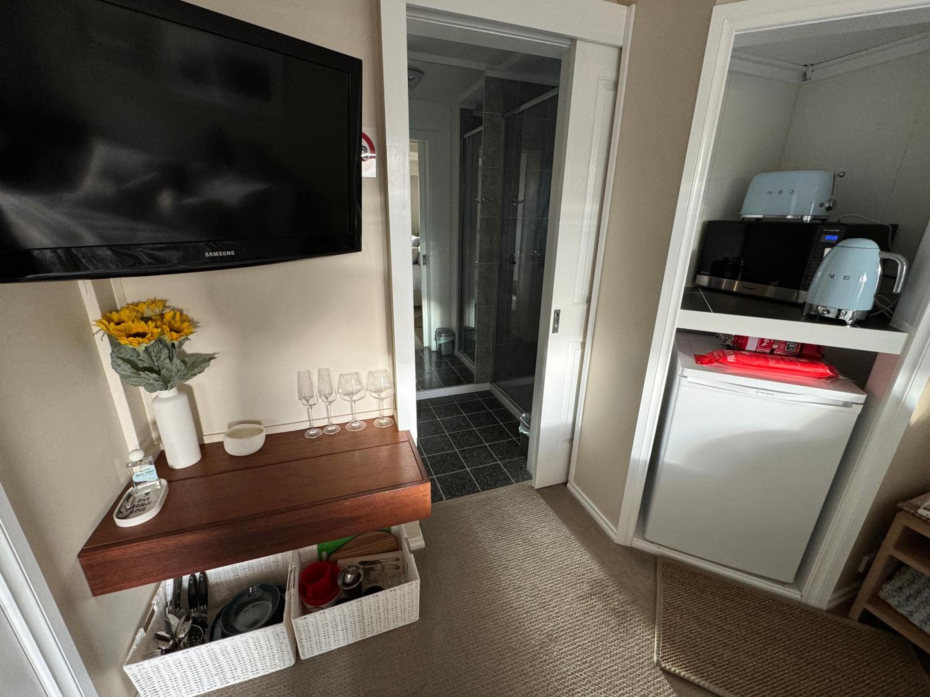 AMAZING location! 1 min stroll to Beach & Sea Views!