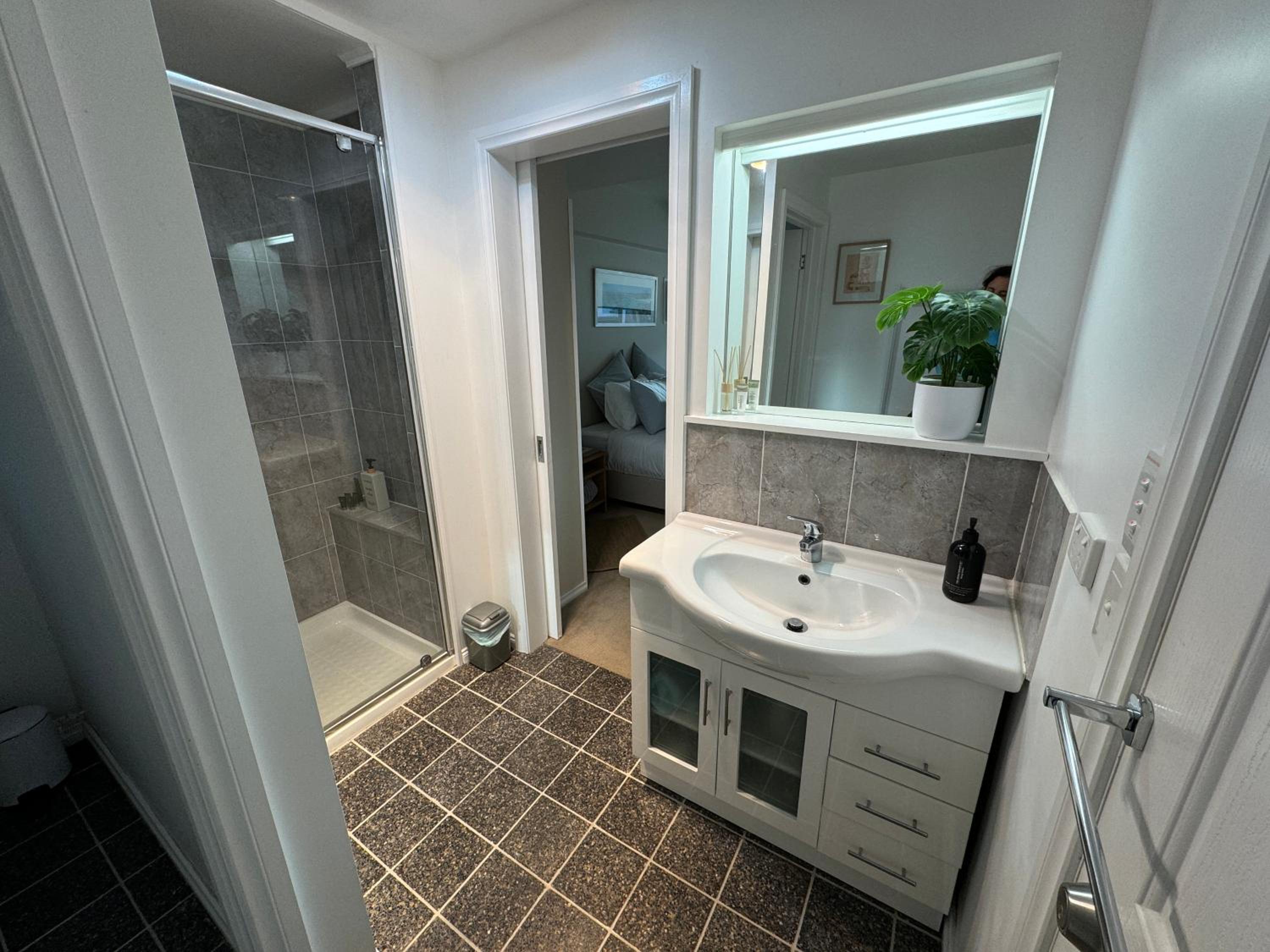 AMAZING location! 1 min stroll to Beach & Sea Views!