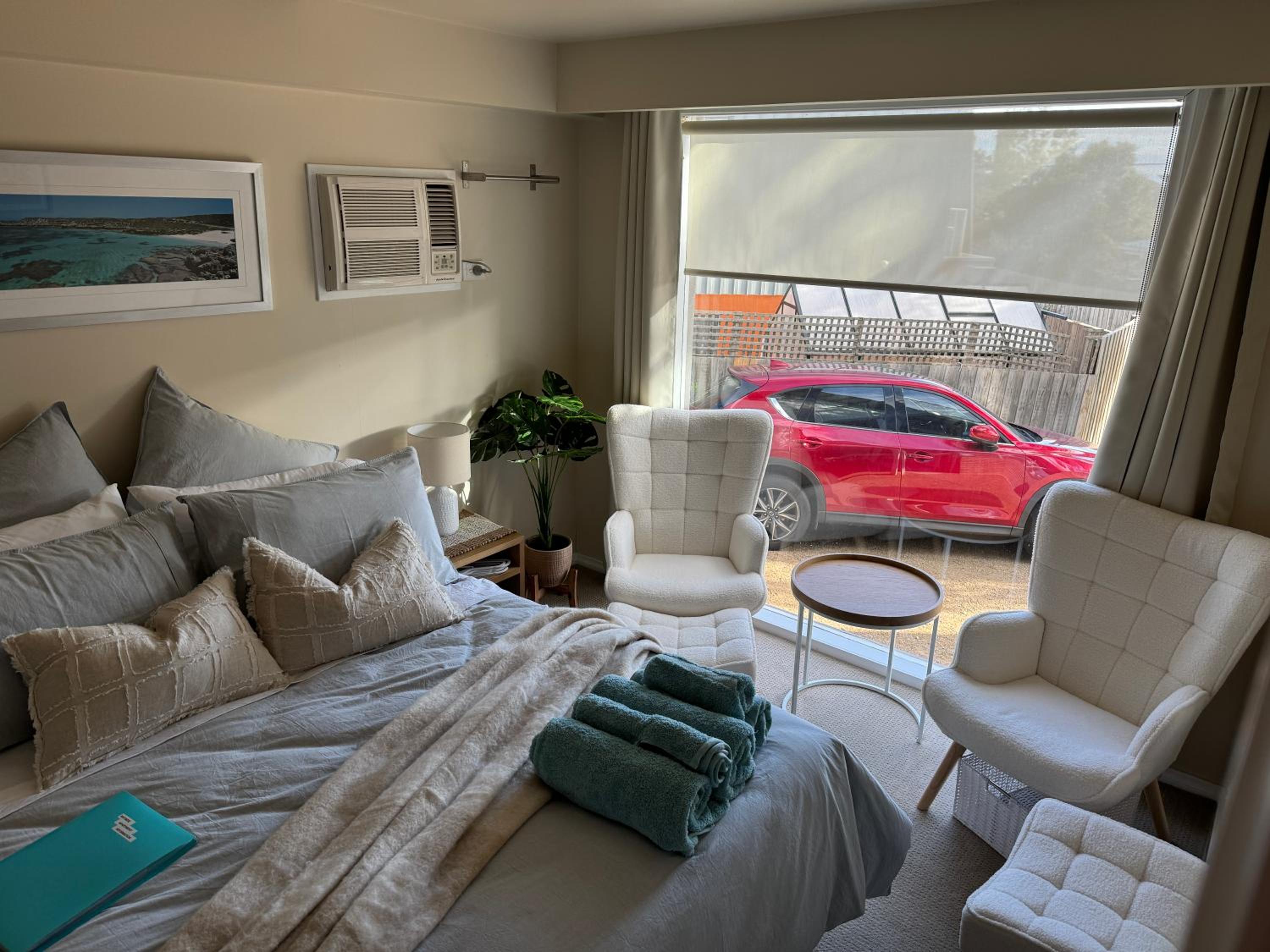 AMAZING location! 1 min stroll to Beach & Sea Views!
