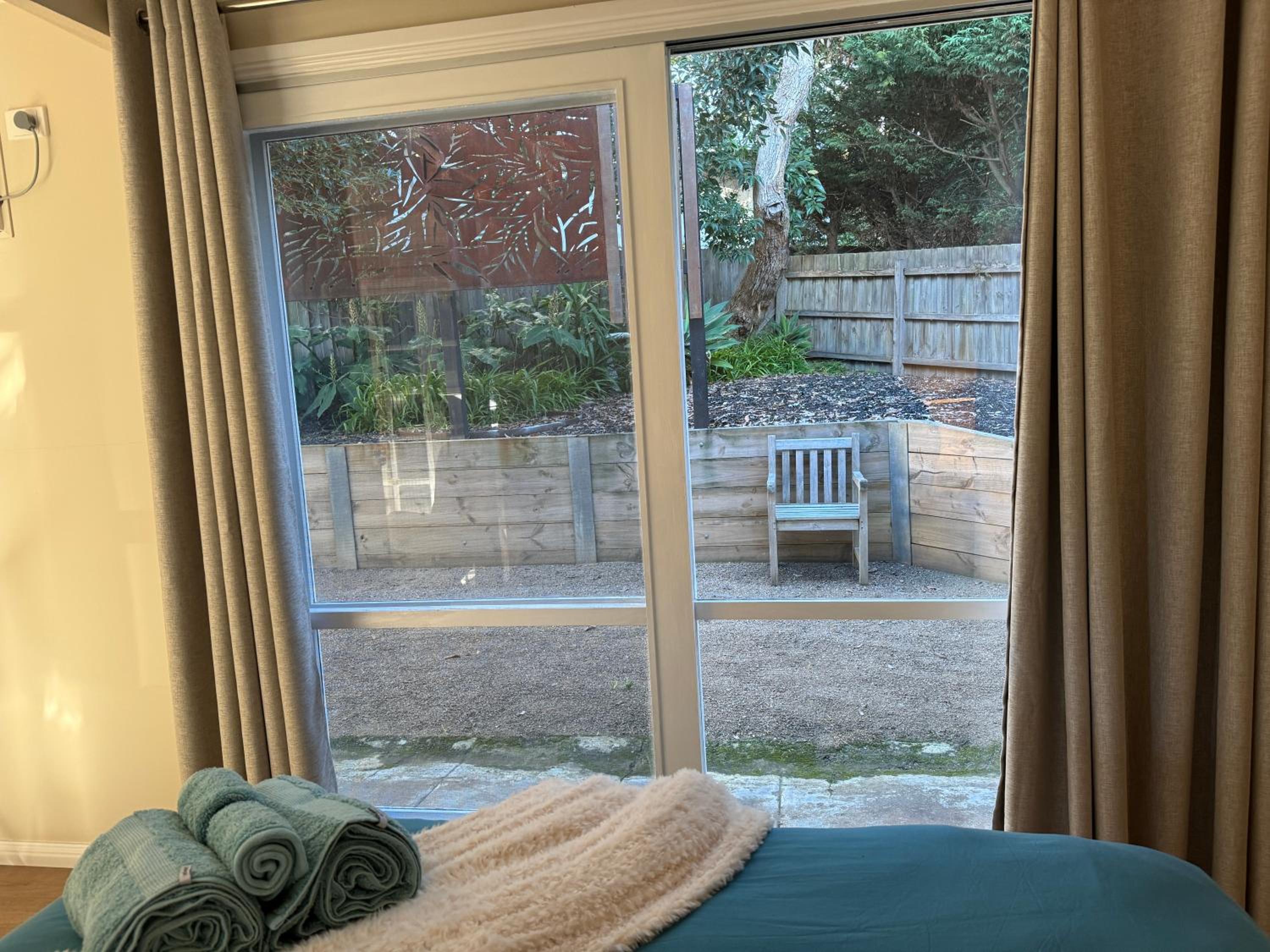 AMAZING location! 1 min stroll to Beach & Sea Views!
