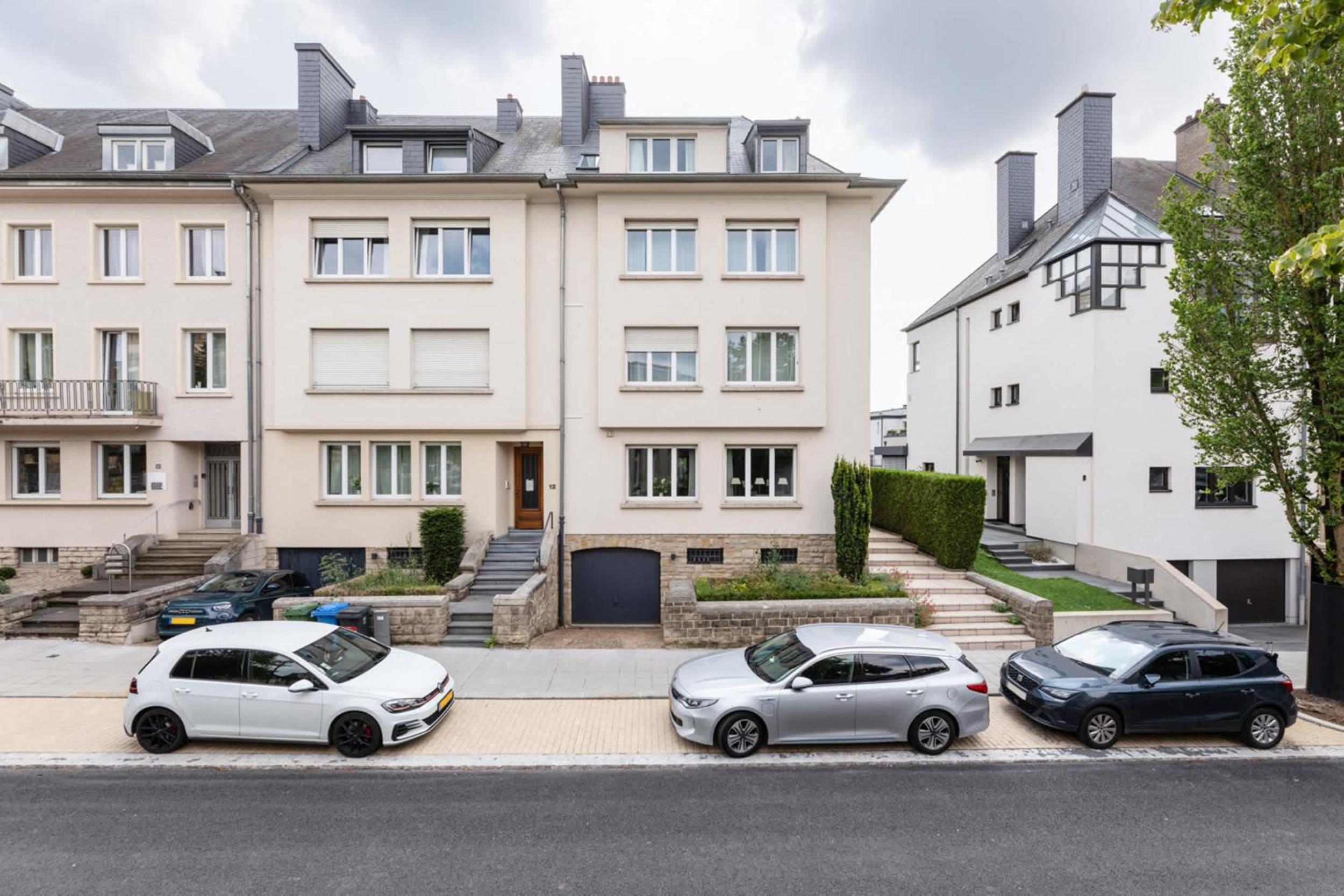 Elegant 1BR Apartment with Full Kitchen & Workspace view 2