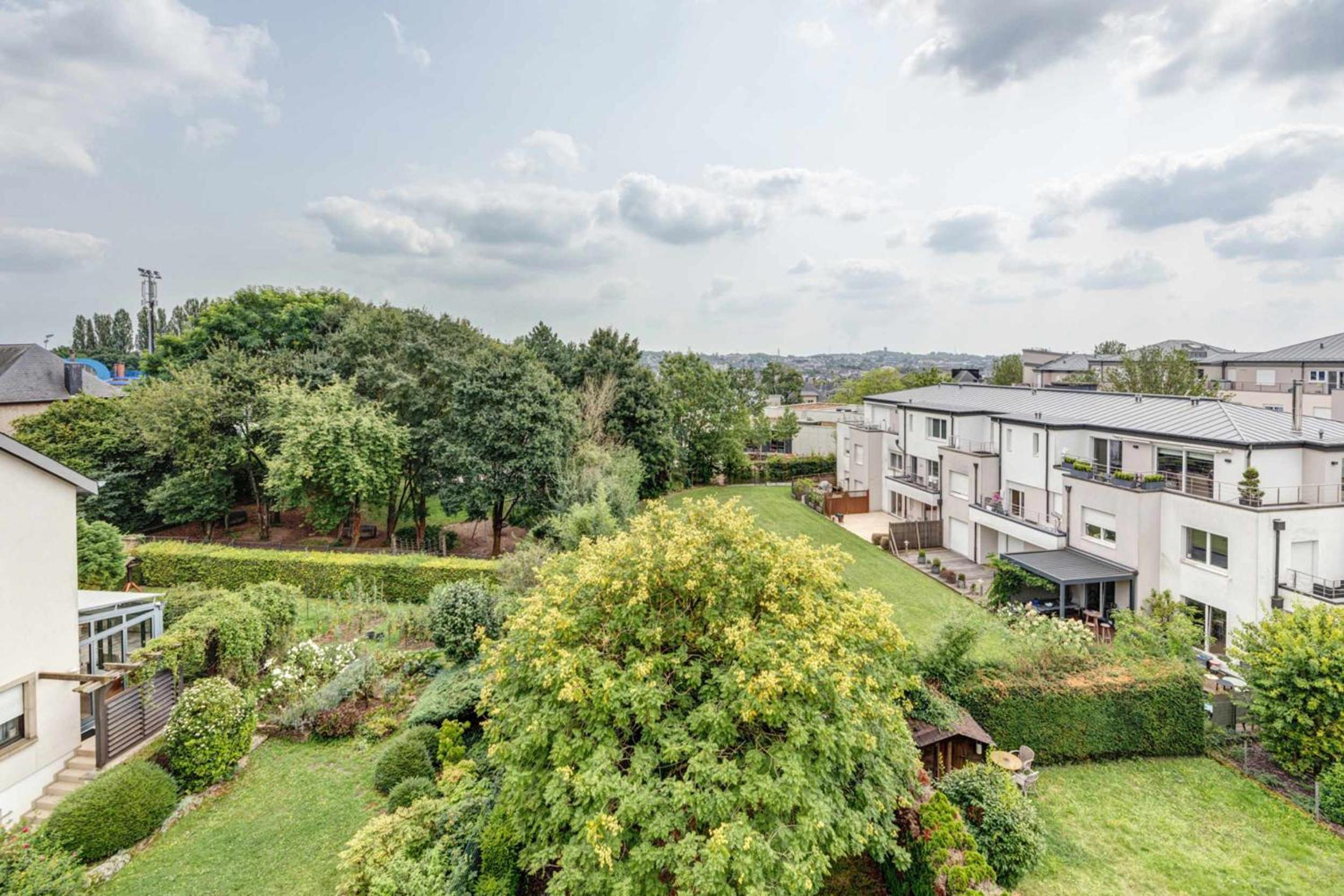 Elegant 1BR Apartment with Full Kitchen & Workspace view 4