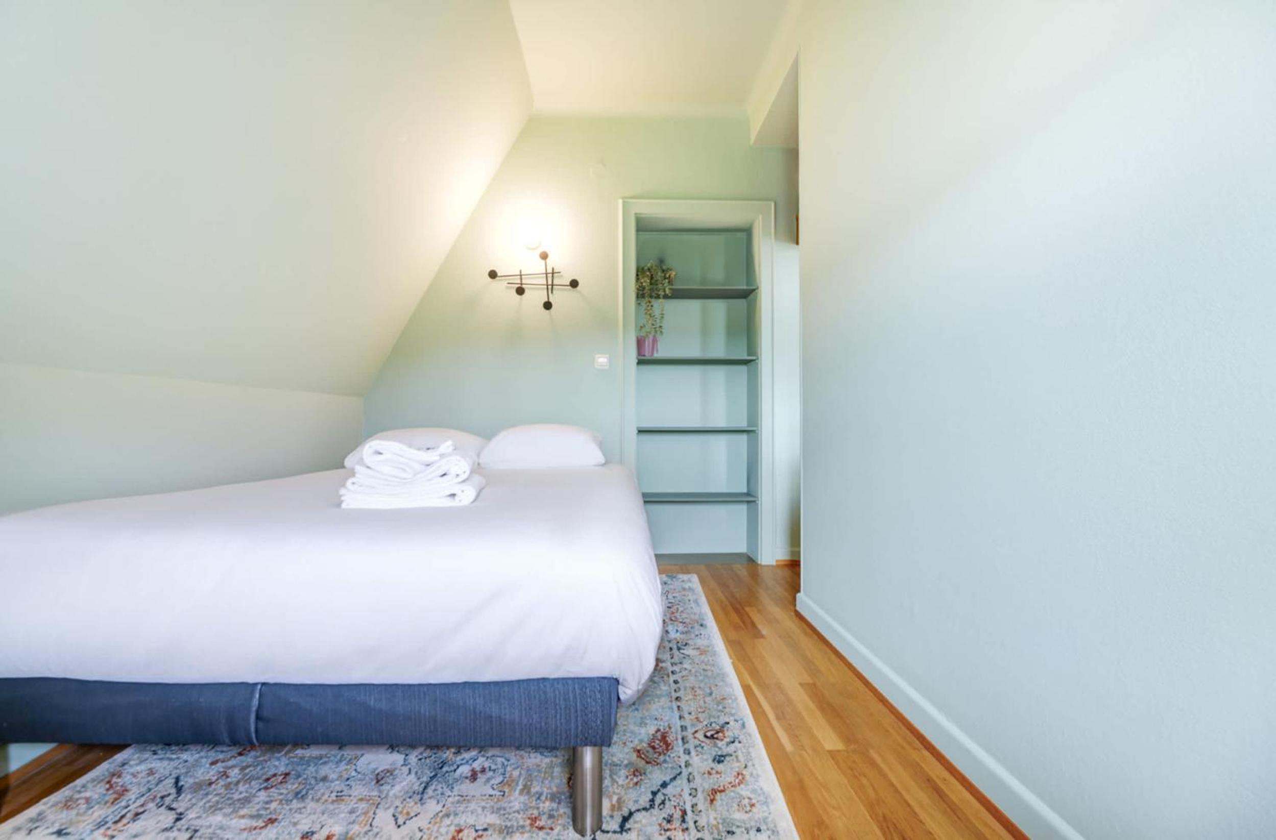 Elegant 1BR Apartment with Full Kitchen & Workspace view 5