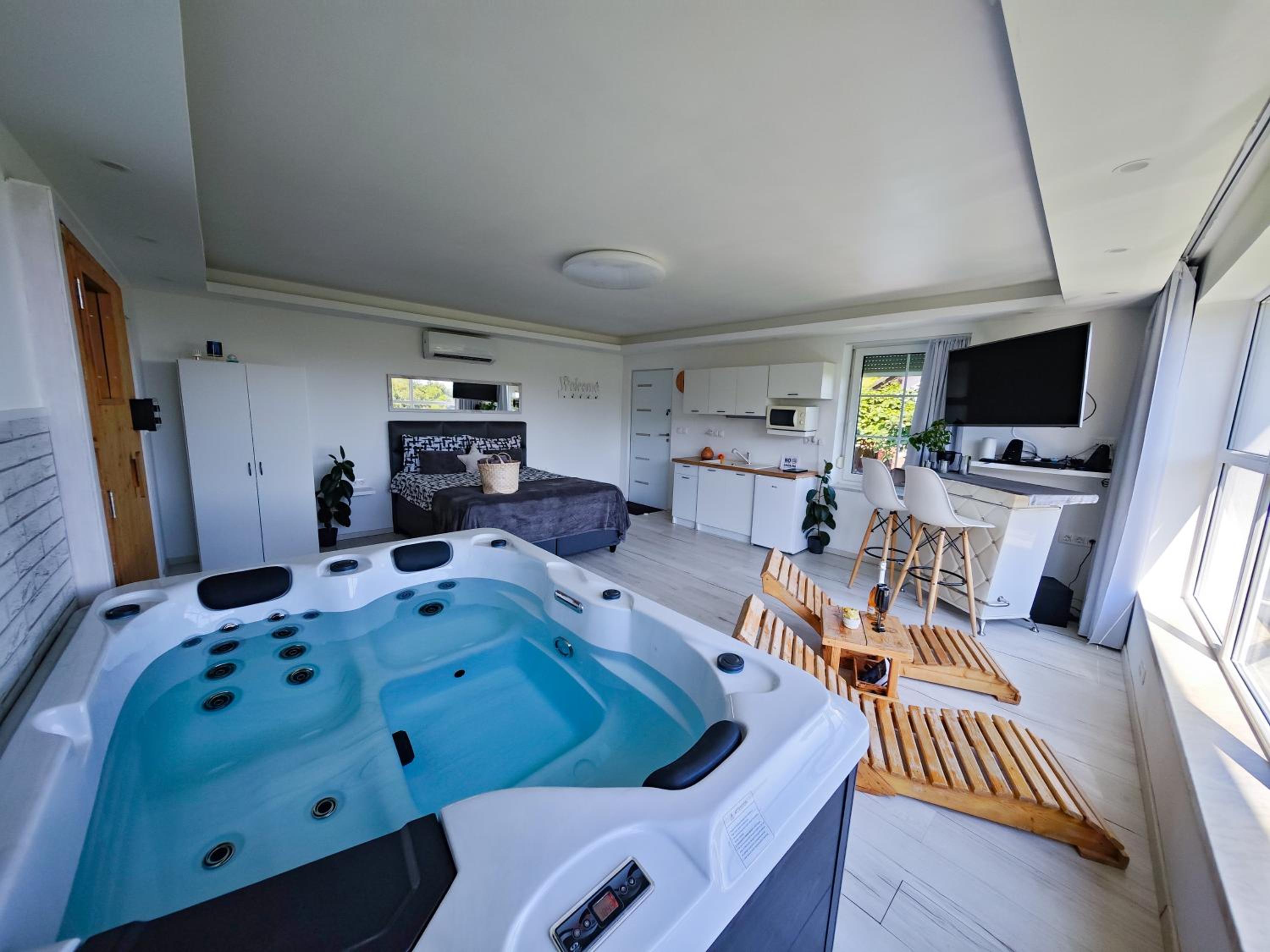 Private wellness with panoramic view, sauna & jacuzzi view 3