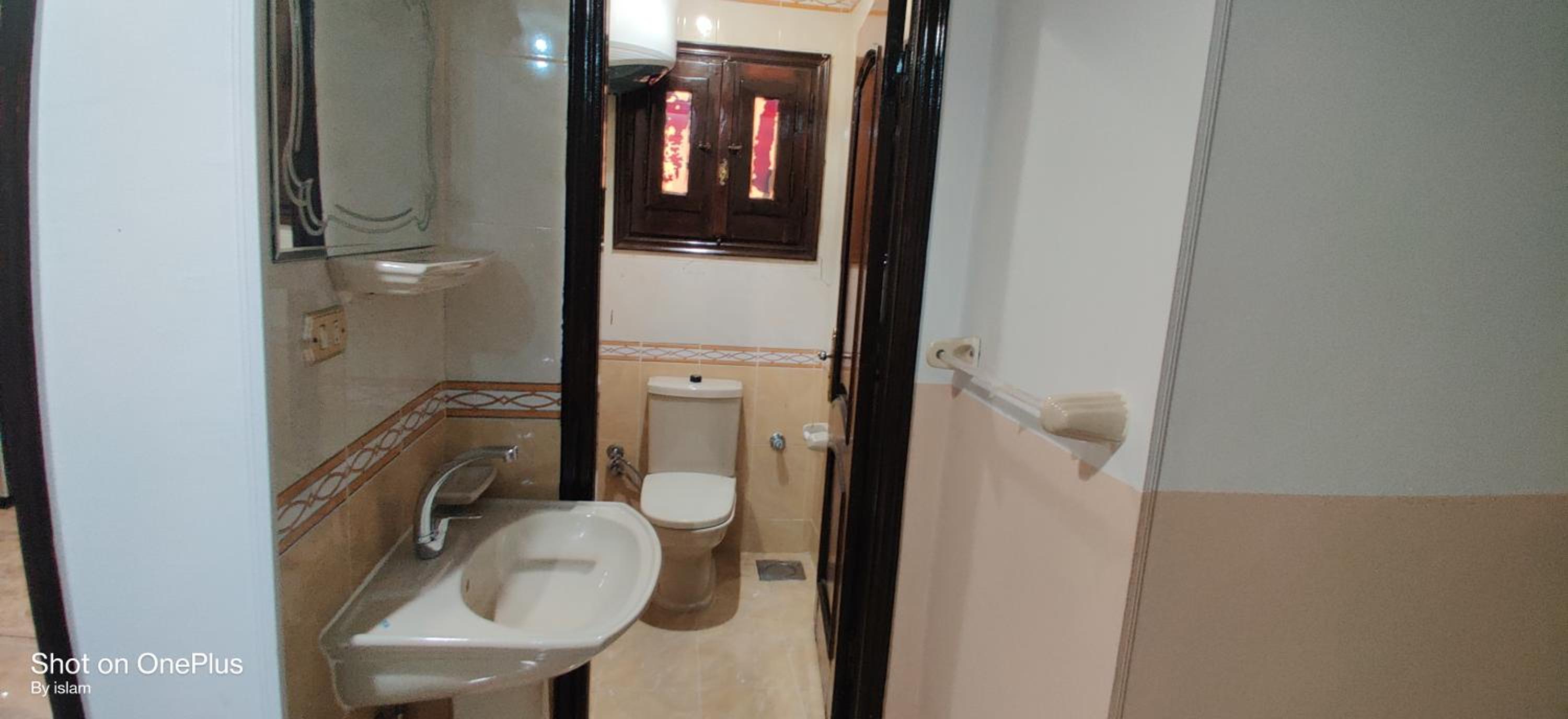 Bright Cozy Apt For Family Only view 5