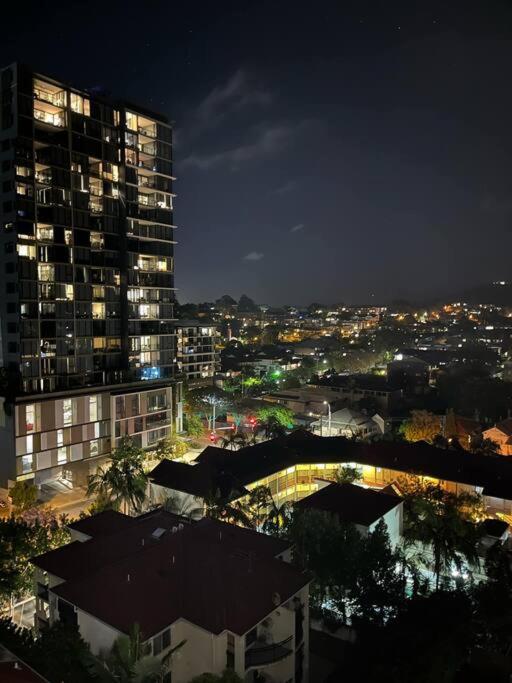 spacious 2 bed 2 bathroom unit in heart Toowong