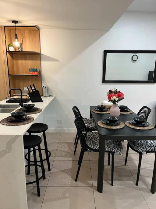 spacious 2 bed 2 bathroom unit in heart Toowong
