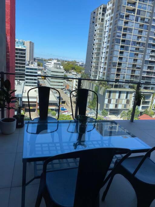 spacious 2 bed 2 bathroom unit in heart Toowong