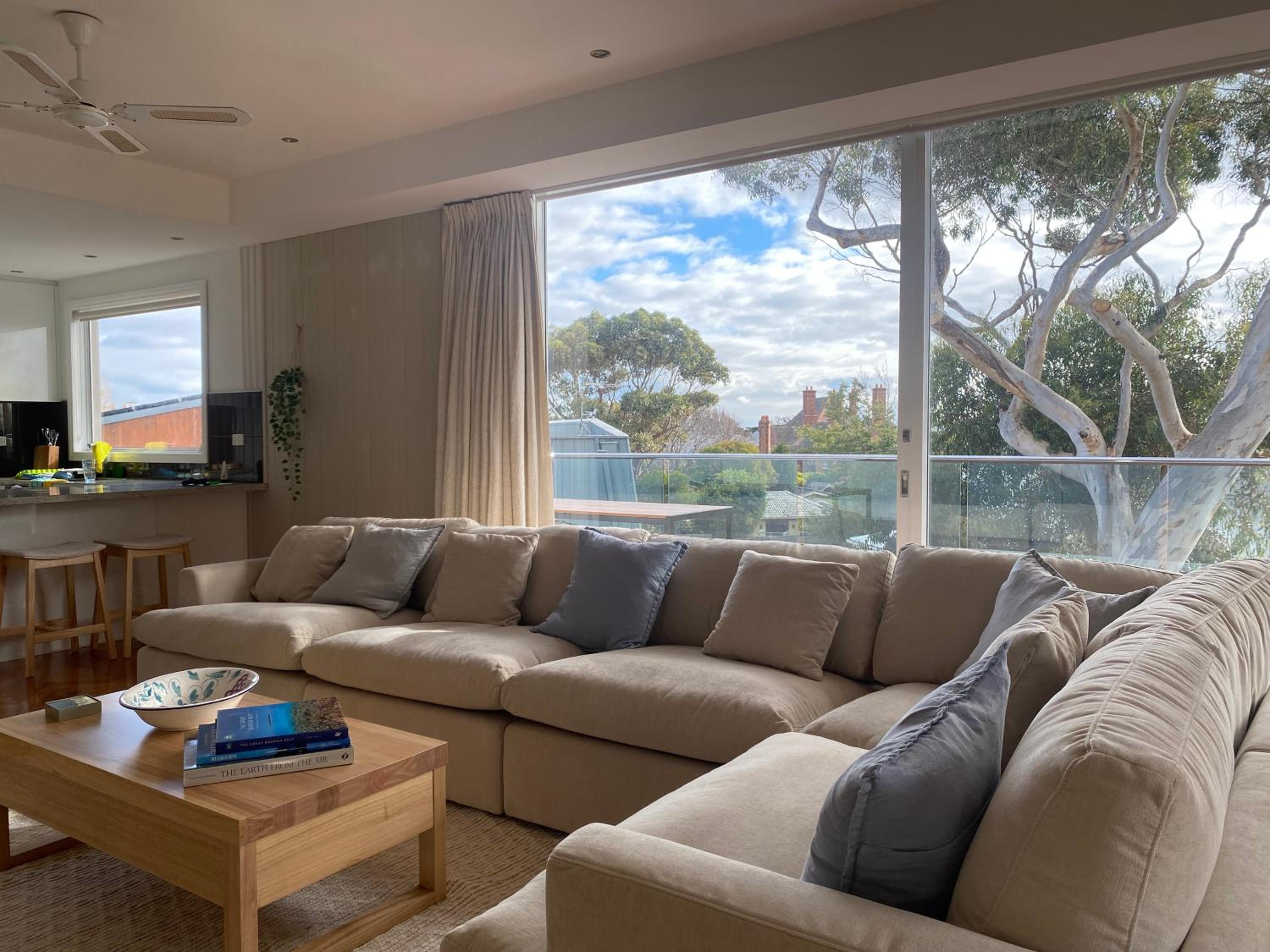 AMAZING location! 1 min stroll to Beach & Sea Views!