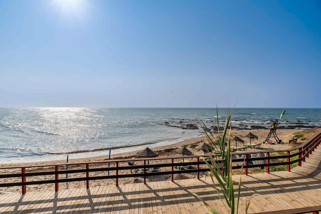 122-Luxury Beachfront Apartment, Views and Pool photo 5