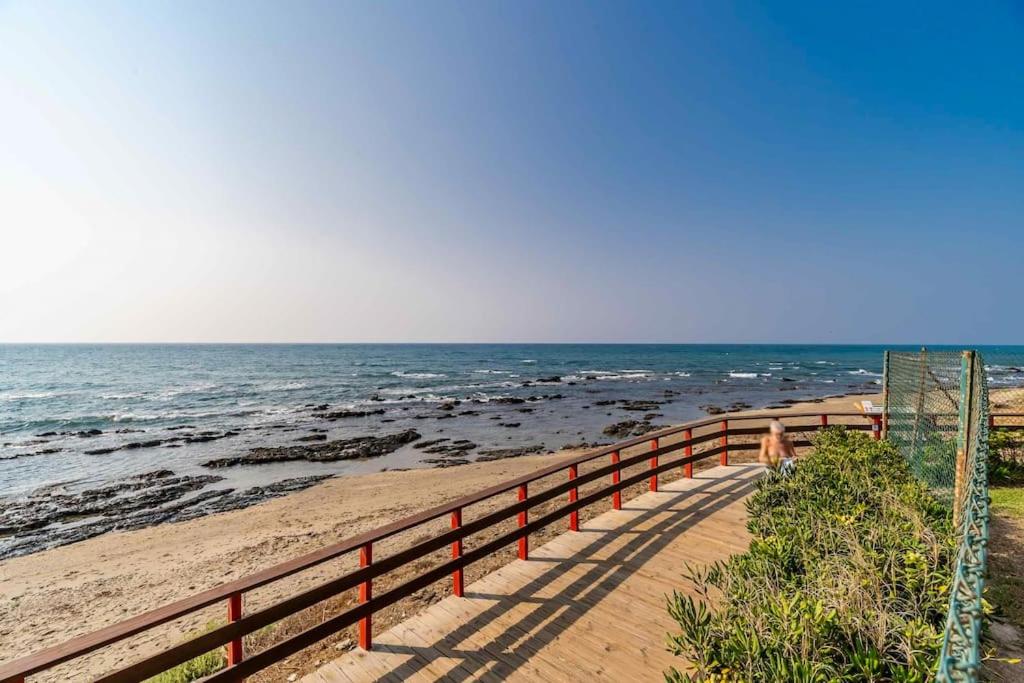 122-Luxury Beachfront Apartment, Views and Pool view 5