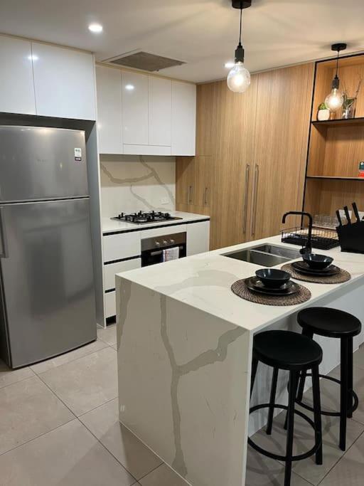 spacious 2 bed 2 bathroom unit in heart Toowong