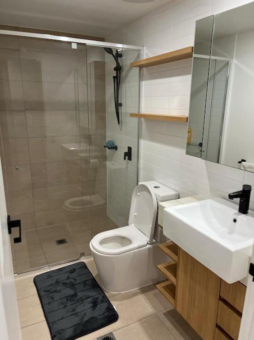 spacious 2 bed 2 bathroom unit in heart Toowong