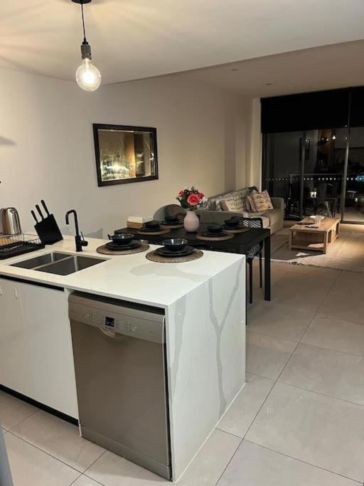 spacious 2 bed 2 bathroom unit in heart Toowong