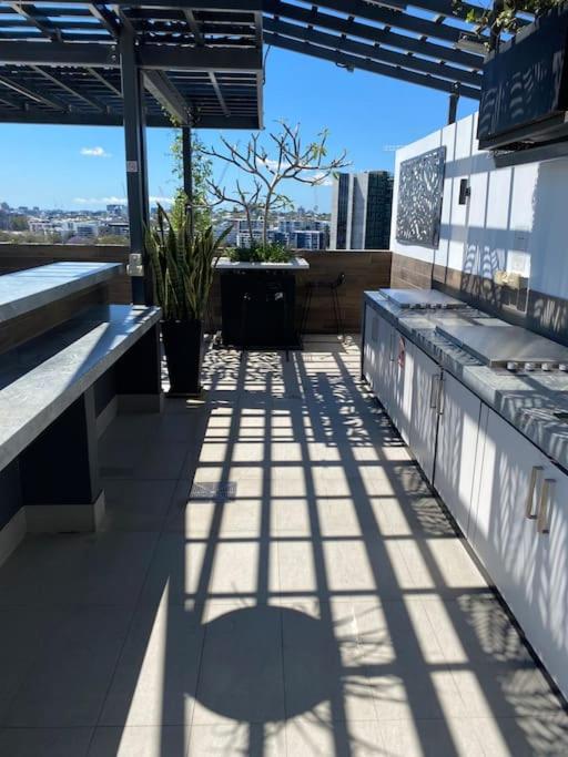 spacious 2 bed 2 bathroom unit in heart Toowong