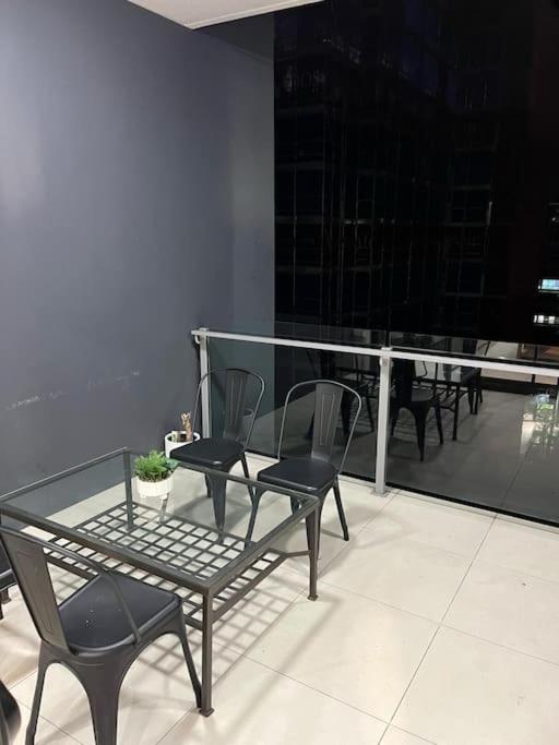 spacious 2 bed 2 bathroom unit in heart Toowong