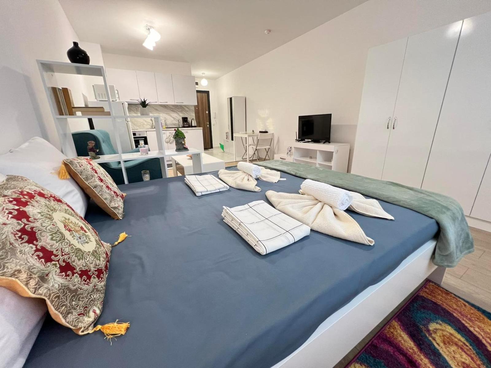 Santorini modern and cosy Apt near UNSS and NSA w WiFi