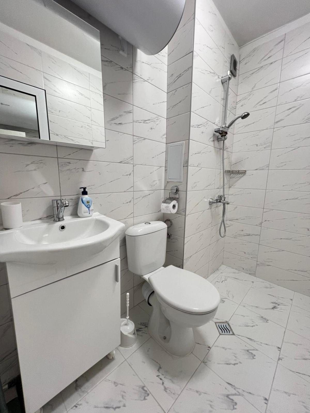 Santorini modern and cosy Apt near UNSS and NSA w WiFi