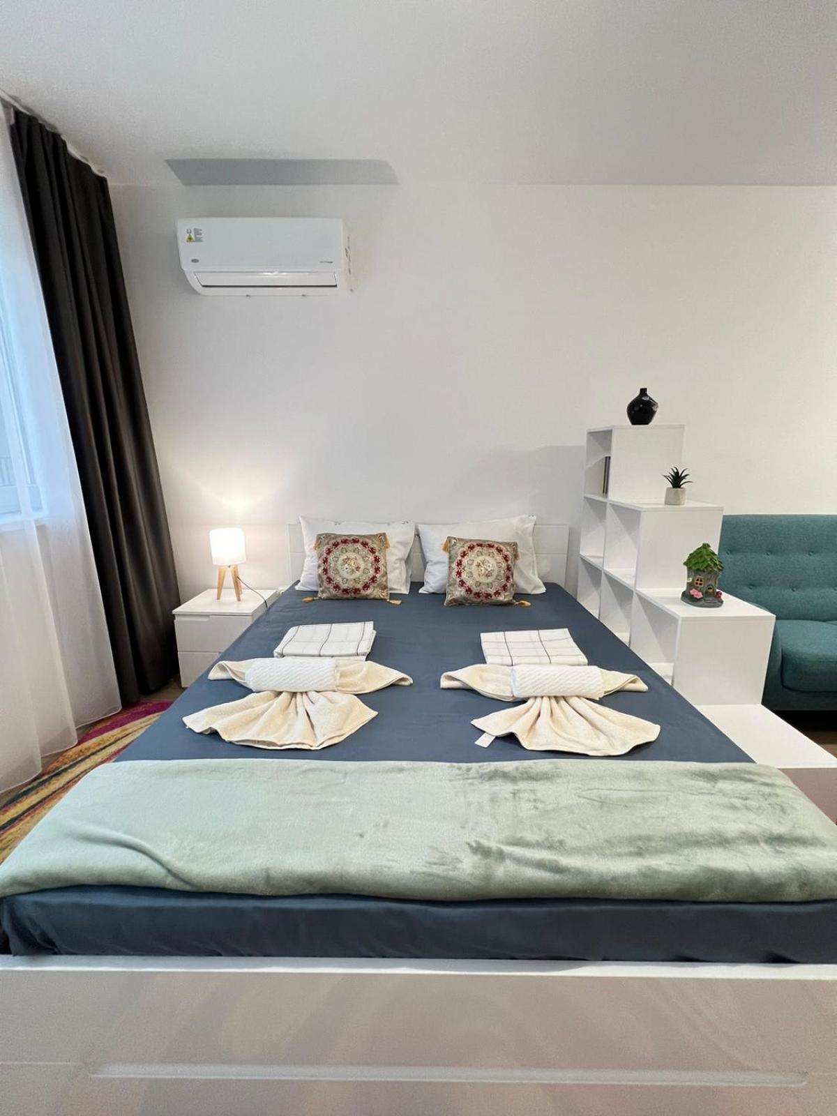 Santorini modern and cosy Apt near UNSS and NSA w WiFi