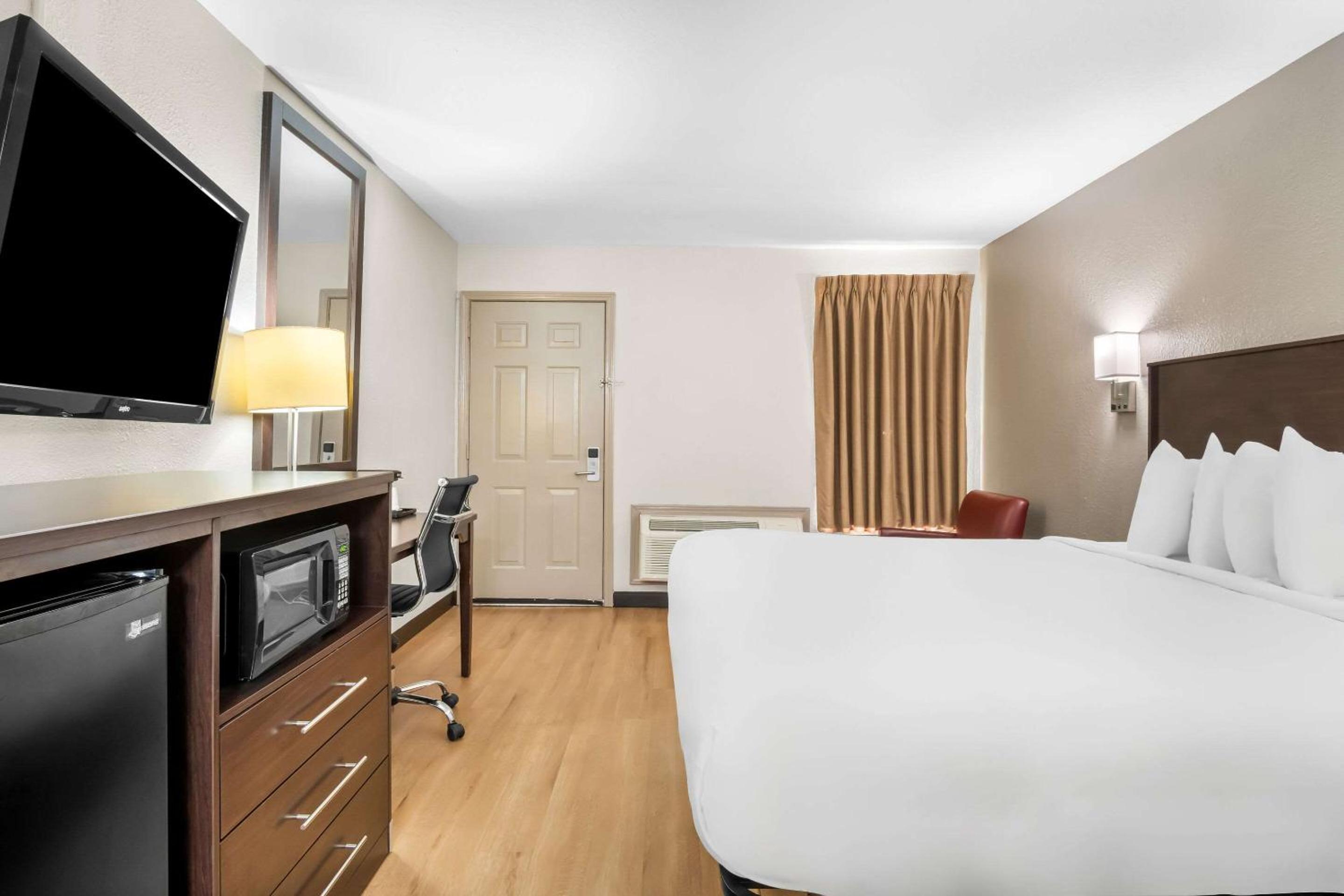 Rodeway Inn Waco Downtown near University