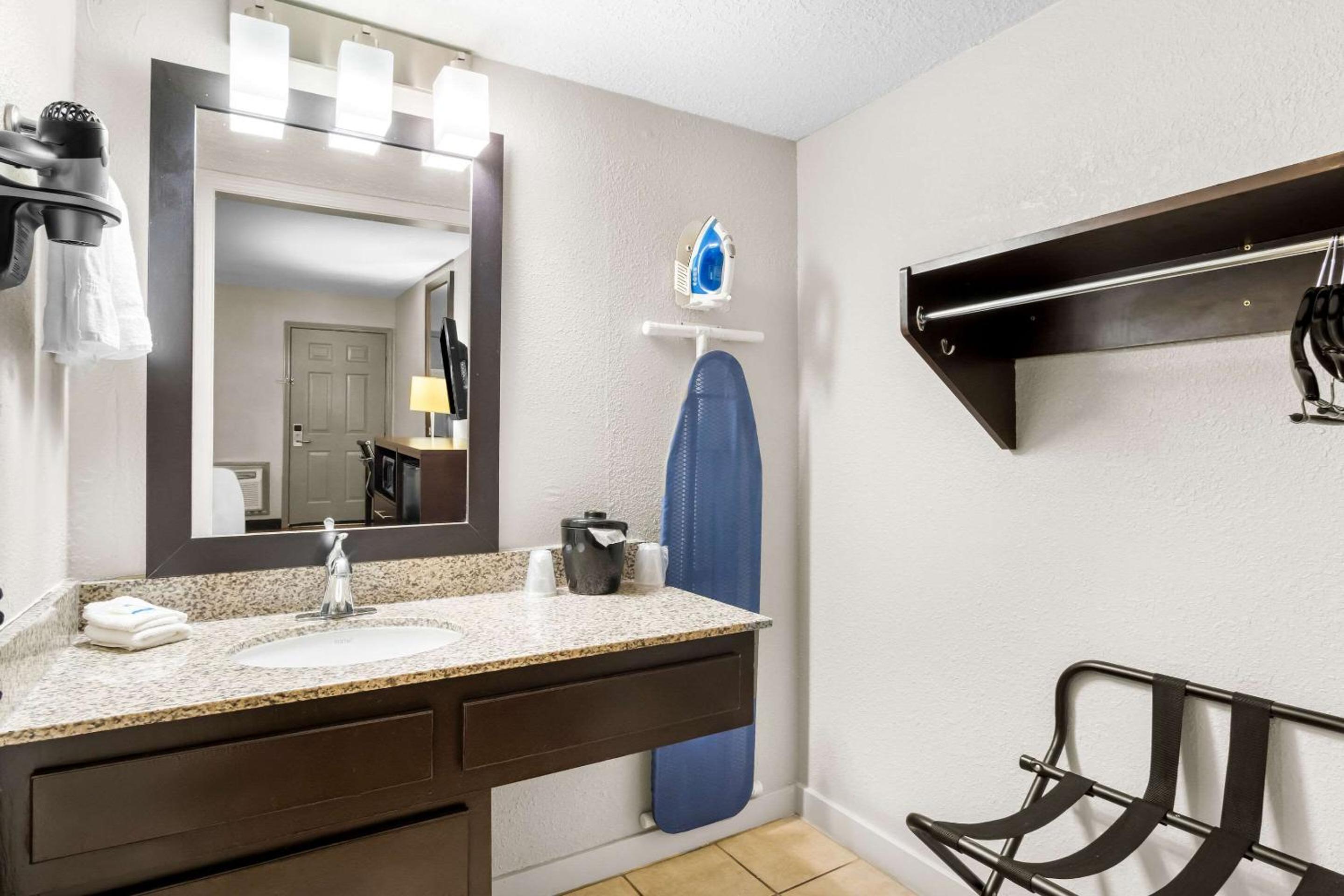 Rodeway Inn Waco Downtown near University
