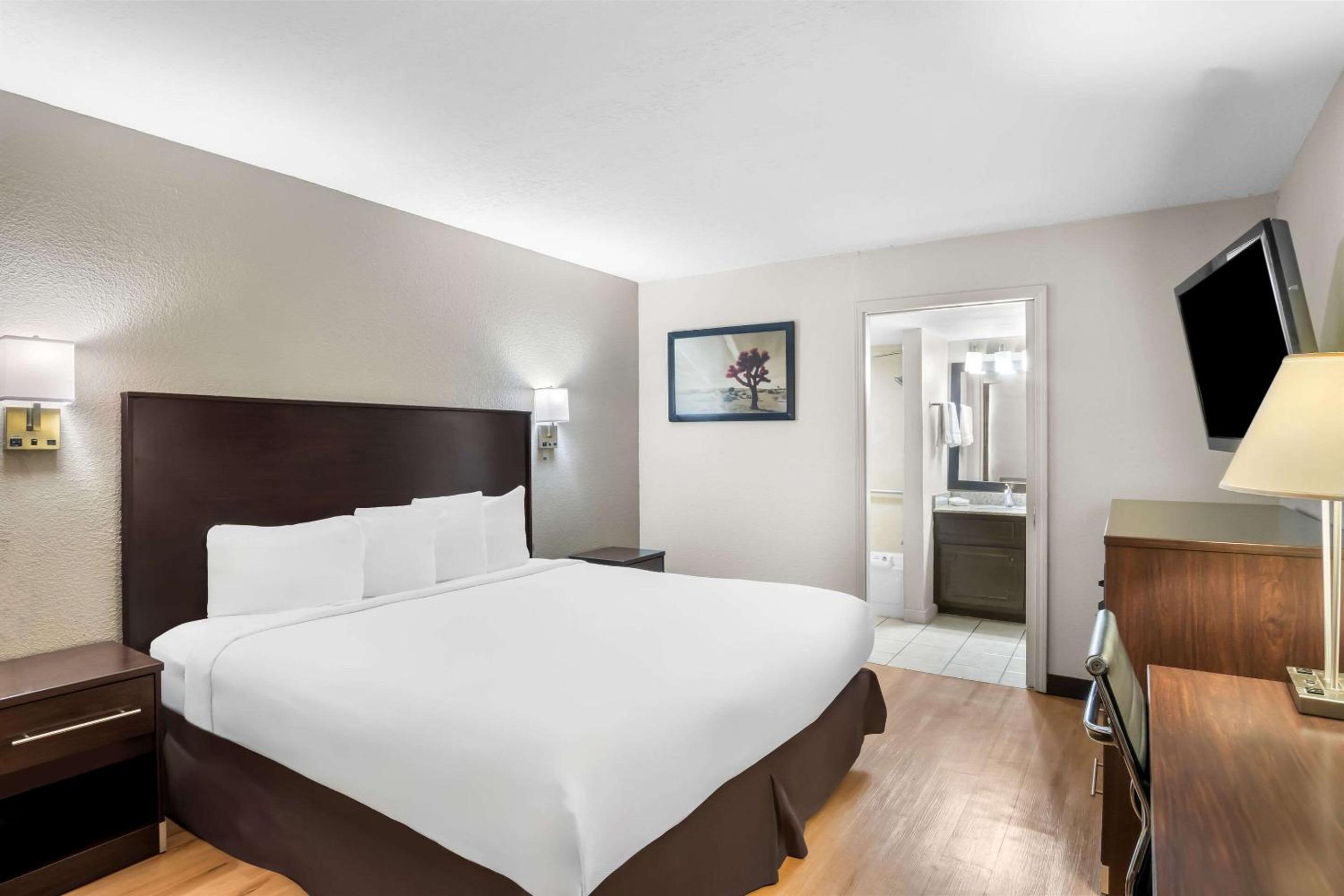 Rodeway Inn Waco Downtown near University