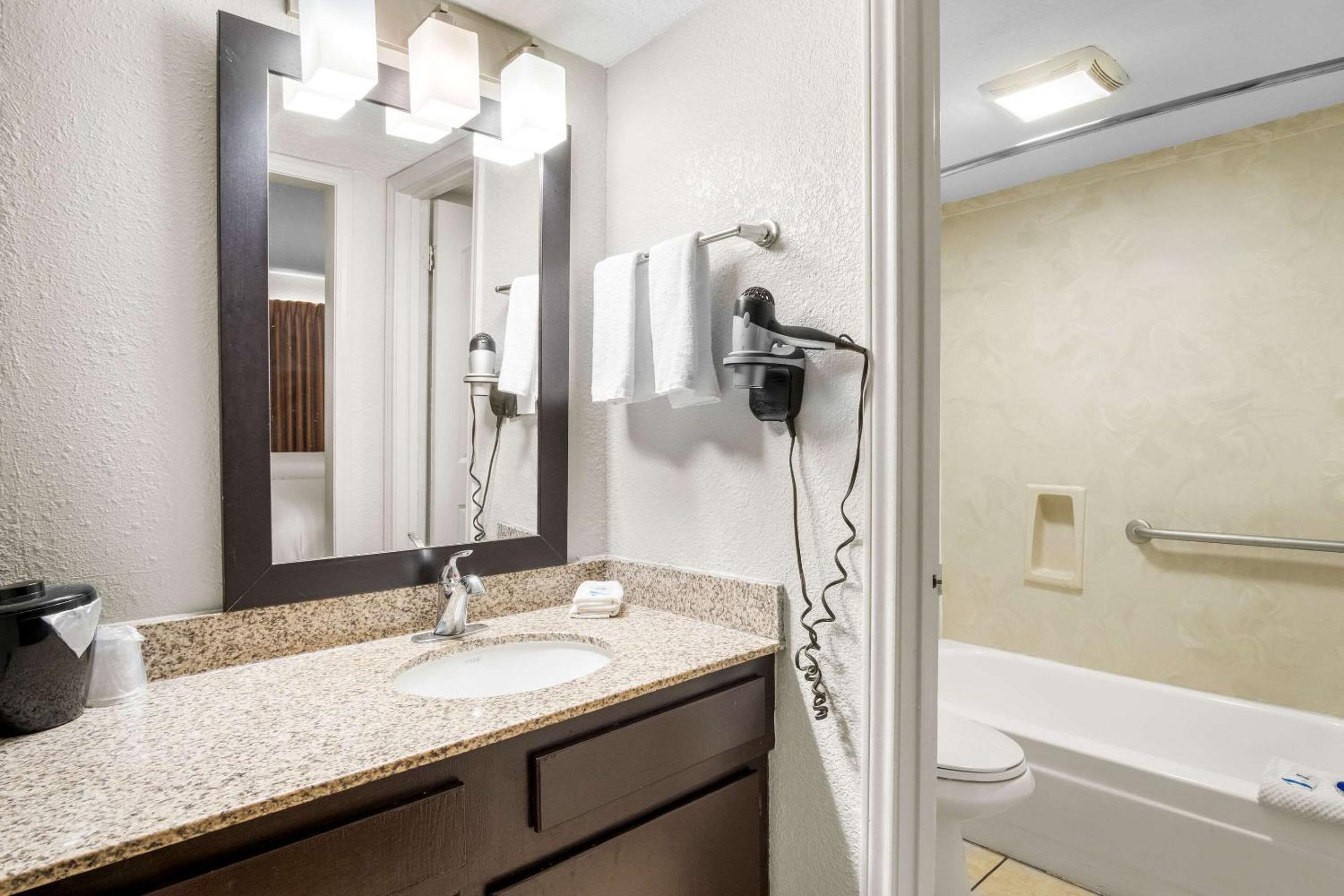 Rodeway Inn Waco Downtown near University