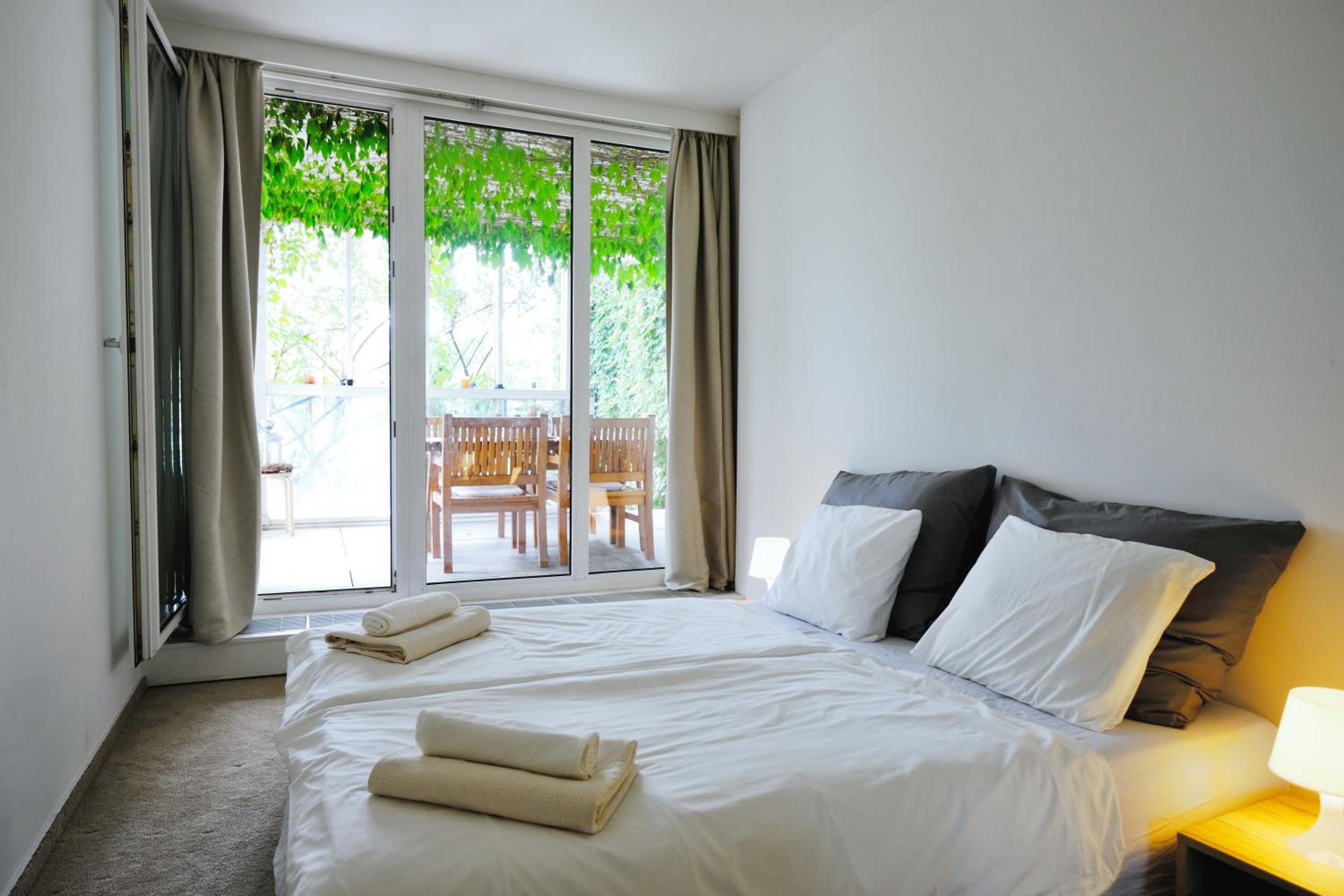 ViDa Prostorný 220 m2 3BR Apartmán s Krbem a Zahradou, Ideální pro Rodiny