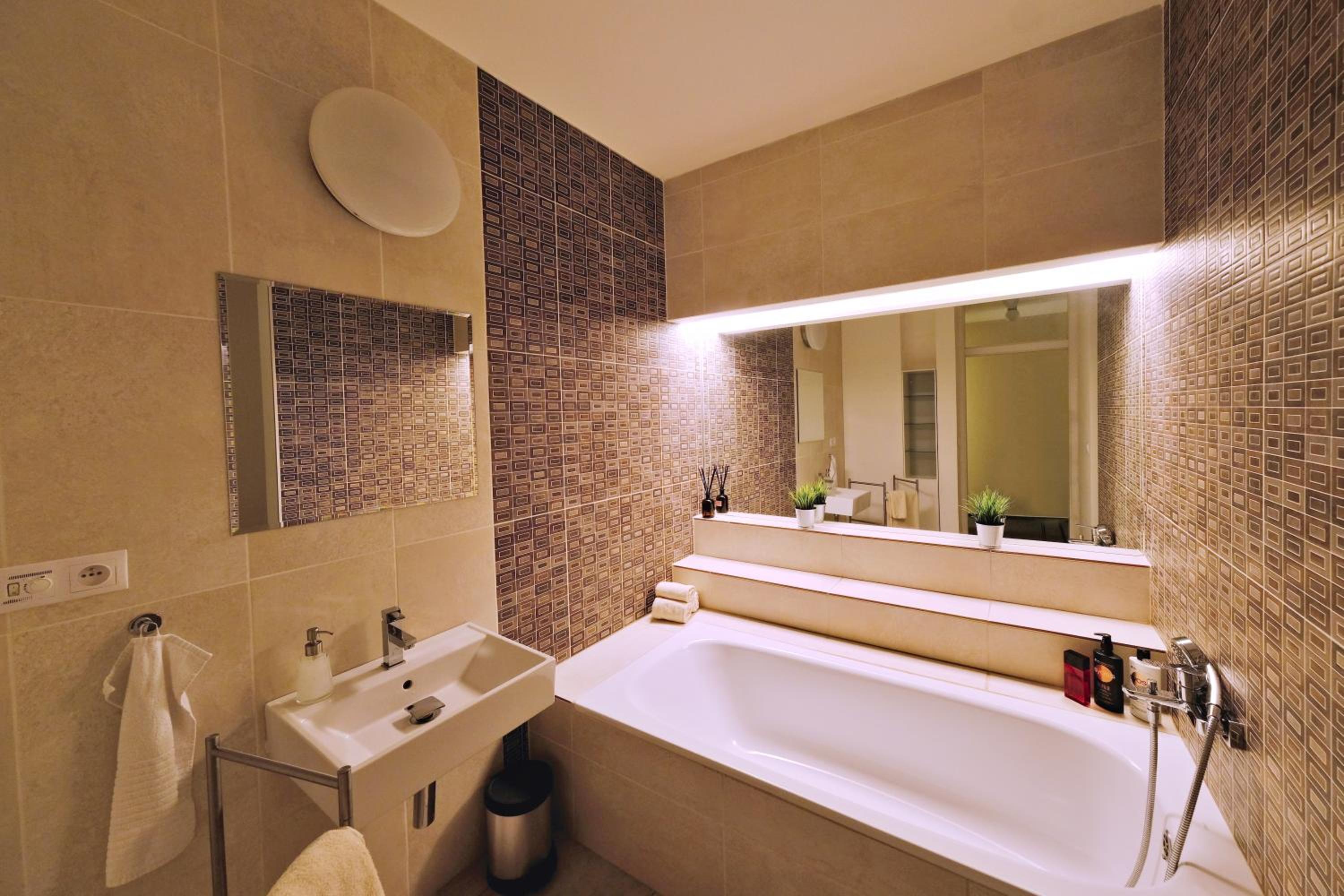 ViDa Prostorný 220 m2 3BR Apartmán s Krbem a Zahradou, Ideální pro Rodiny
